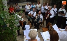 Foto 4 - La Rondalla del Centro de Mayores cierra el curso con un concierto al aire libre
