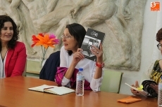 Foto 3 - Charo Alonso presenta su libro ‘Dama Luna’ en el IES Ramos del Manzano