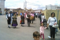 Foto 6 - Decenas de vecinos permanecen fieles a la cita en el Día del Señor