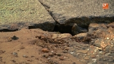 Foto 6 - Un espectacular reventón en la avenida de Villamayor condiciona el tráfico