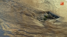 Foto 5 - Un espectacular reventón en la avenida de Villamayor condiciona el tráfico