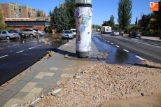 Foto 5 - El reventón de una tubería anega las calles del barrio de San José 
