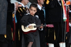 Foto 6 - Las peñas animan con el desfile de carrozas el inicio de las fiestas del Santísimo
