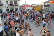 Foto 4 - Las peñas animan con el desfile de carrozas el inicio de las fiestas del Santísimo