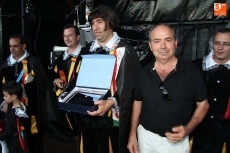 Foto 3 - Las peñas animan con el desfile de carrozas el inicio de las fiestas del Santísimo