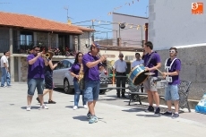 Foto 5 - El Santísimo recorre las calles bajo el aroma de los tomillos y pétalos de rosas