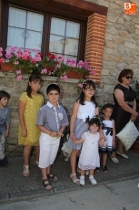 Foto 4 - El Santísimo recorre las calles bajo el aroma de los tomillos y pétalos de rosas