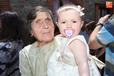 Foto 3 - El Santísimo recorre las calles bajo el aroma de los tomillos y pétalos de rosas