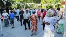 Foto 6 - El Parque Jesuitas acoge una sesión de baile con los mayores de la ciudad