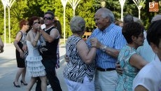 Foto 4 - El Parque Jesuitas acoge una sesión de baile con los mayores de la ciudad