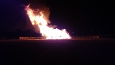 Foto 6 - Espectacular hoguera organizada por la Concejalía de Juventud de Villares de la Reina