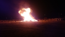 Foto 3 - Espectacular hoguera organizada por la Concejalía de Juventud de Villares de la Reina
