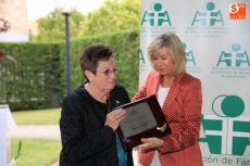 Foto 5 - Isabel Gonzalez se convierte en socia de honor de la Asociación de Familiares de Enfermos de...