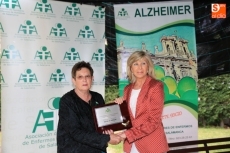 Foto 4 - Isabel Gonzalez se convierte en socia de honor de la Asociación de Familiares de Enfermos de...