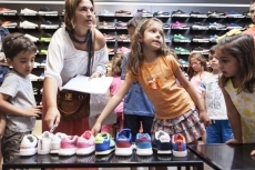 Foto 4 - Una veintena de alumnos del colegio San Blas recibe 20 pares de zapatillas Adidas