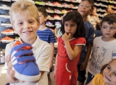 Foto 3 - Una veintena de alumnos del colegio San Blas recibe 20 pares de zapatillas Adidas