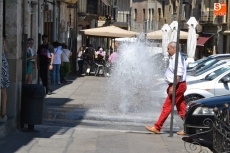 Foto 4 - 1Foto: Un géiser en plena Plaza para aliviar las altas temperaturas