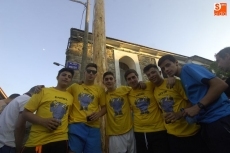 Foto 5 - Los quintos levantan la viga en el inicio de las fiestas de San Juan