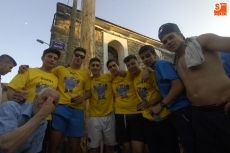 Foto 4 - Los quintos levantan la viga en el inicio de las fiestas de San Juan