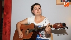 Foto 3 - Sandra Piñeiro deleita a los asistentes a su concierto en la librería Hydria