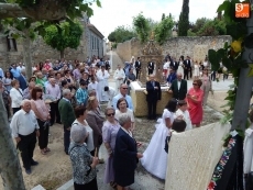 El Santísimo Cristo procesiona sobre alfombras de tomillo y pétalos de rosa