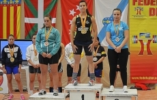 La haltera del Club HalterTormes Iris Sánchez se cuelga la medalla de plata en el Nacional