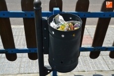 Quejas por la basura acumulada en el parque de la calle Hermanos Garc&iacute;a Carraffa
