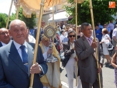 Tradición y solemnidad para escoltar al Santísimo por las calles del municipio