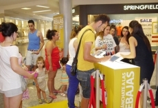 Foto 5 - Gran afluencia de público en el primer día de campaña de rebajas del C.C. El Tormes