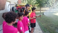 Foto 5 - Didáctica jornada de los niños de la UD Santa Marta con los efectivos de Protección Civil