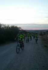 Foto 3 - El Club BTT de Saelices realiza una ruta bajo la luna llena