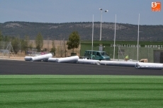 Foto 6 - El césped artificial empieza a ‘brotar’ en La Muge