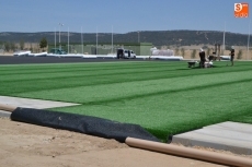 Foto 4 - El césped artificial empieza a ‘brotar’ en La Muge