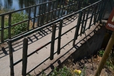 Foto 3 - El inicio del puente de acceso a El Picón, en pésimas condiciones