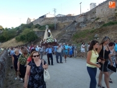Foto 3 - La Virgen del Carmen sale de su ermita para cruzar el río hasta Santa María La Mayor 