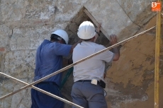 Foto 6 - Un camión desprende varias piedras de la bóveda grande de la Puerta de Amayuelas