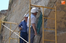 Foto 5 - Un camión desprende varias piedras de la bóveda grande de la Puerta de Amayuelas