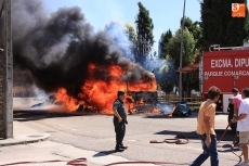 Foto 5 - Nuevo incendio de un camión cargado de paja en pleno casco urbano de Vitigudino
