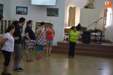 Foto 5 - Los alumnos de la Escuela de Folklore comienzan los talleres tras la primera noche festiva