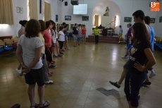 Foto 4 - Los alumnos de la Escuela de Folklore comienzan los talleres tras la primera noche festiva
