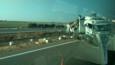 Foto 4 - Aparatosa colisión entre dos camiones en la A-62