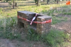 Foto 3 - El Ayuntamiento retirará la mayor parte de las barbacoas del río tras precintarlas la Junta