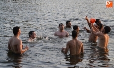 Foto 5 - El Ciudad Rodrigo CF cambia el césped del Francisco Mateos por el agua de La Pesquera