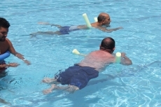 Foto 3 - Los mayores, al agua patos