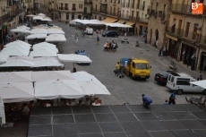 Foto 4 - El último día de aparcamiento en la Plaza, limitado por el macroescenario para La Charrada