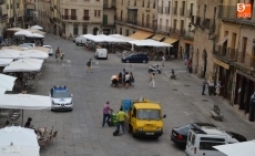 Foto 3 - El último día de aparcamiento en la Plaza, limitado por el macroescenario para La Charrada