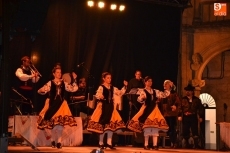 Foto 6 - Amplio seguimiento a la noche salmantina-gallega en la Plaza Mayor