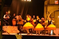 Foto 3 - Amplio seguimiento a la noche salmantina-gallega en la Plaza Mayor