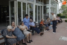 Foto 6 - Las sevillanas llenan de música y color la Residencia Arapiles