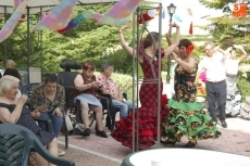 Foto 5 - Las sevillanas llenan de música y color la Residencia Arapiles